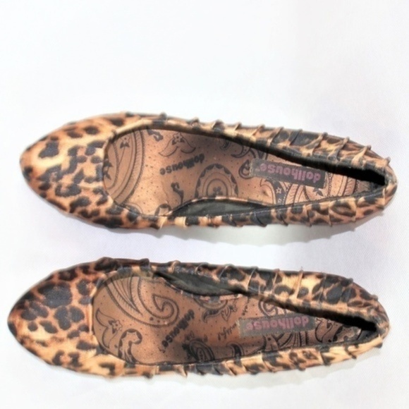 Dollhouse Florjan Pleated Leopard Pumps - Picture 5 of 8